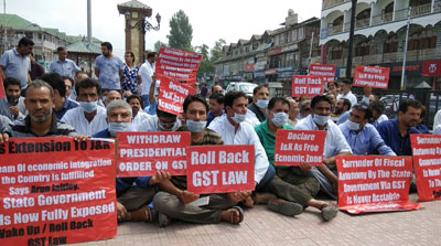 Traders holding anti-GST protest in Srinagar. —Excelsior/Shakeel Traders holding anti-GST protest in Srinagar. —Excelsior/Shakeel