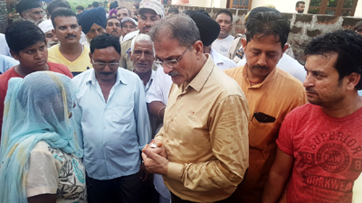 Speaker Kavinder Gupta interacting with people at village Shergarh in Gandhi Nagar Constituency on Thursday. Speaker Kavinder Gupta interacting with people at village Shergarh in Gandhi Nagar Constituency on Thursday.