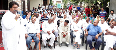 Former Minister and senior Congress leader, Raman Bhalla addressing party workers in Gandhi Nagar constituency. Former Minister and senior Congress leader, Raman Bhalla addressing party workers in Gandhi Nagar constituency.