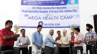 Dr Mandeep K Bhandari, Divisional Commissioner, Jammu handing over a memento to the speciality doctors at the medical camp at Jammu on Sunday. —Excelsior/Rakesh Dr Mandeep K Bhandari, Divisional Commissioner, Jammu handing over a memento to the speciality doctors at the medical camp at Jammu on Sunday. —Excelsior/Rakesh