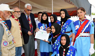 GOVERNOR PRESENTING RAJYA PURUSKARS TO BHARAT SCOUTS AND GUIDES -28