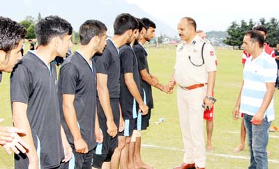 Chief guest interacting with players during Sports Festival at Chowgan ground in Kishtwar. Chief guest interacting with players during Sports Festival at Chowgan ground in Kishtwar.