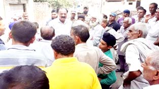 Former Minister Surjeet Singh Slathia interacting with people in Ramgarh sector. Former Minister Surjeet Singh Slathia interacting with people in Ramgarh sector.