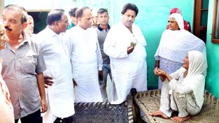 Senior Congress leader Raman Bhalla interacting with border people on Friday. Senior Congress leader Raman Bhalla interacting with border people on Friday.