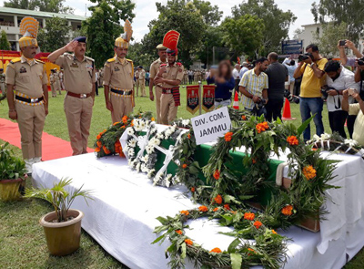 IGP Jammu Zone Dr SD Singh paying tributes to martyr Kishan Chand at DPL Jammu on Saturday. -Excelsior/Rakesh IGP Jammu Zone Dr SD Singh paying tributes to martyr Kishan Chand at DPL Jammu on Saturday. -Excelsior/Rakesh