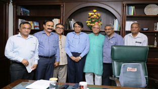 Delegation of FoI Jammu at a meeting with Union Commerce Minister, Suresh Prabhu in New Delhi. Delegation of FoI Jammu at a meeting with Union Commerce Minister, Suresh Prabhu in New Delhi.