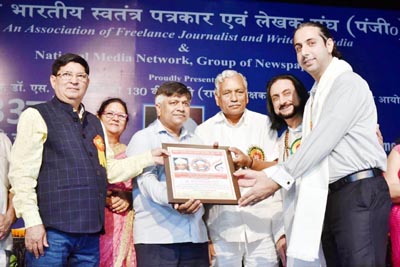 Abhay Rustum Sopori receiving the award. Abhay Rustum Sopori receiving the award.