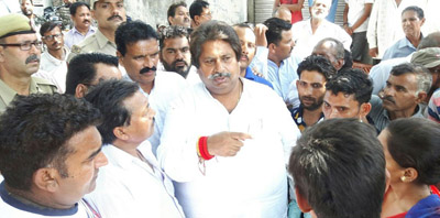 Senior Cong leader, Raman Bhalla interacting with people in Bahu Fort area of Jammu on Thursday. Senior Cong leader, Raman Bhalla interacting with people in Bahu Fort area of Jammu on Thursday.