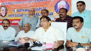 Central Mahajan Sabha president, Ramesh Chander Gupta addressing press conference in Jammu on Wednesday. —Excelsior/ Rakesh Central Mahajan Sabha president, Ramesh Chander Gupta addressing press conference in Jammu on Wednesday. —Excelsior/ Rakesh