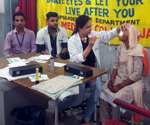 A doctor examining patient in Ophthalmology Department of GMC Jammu during ‘Eye Donation Fortnight’. A doctor examining patient in Ophthalmology Department of GMC Jammu during ‘Eye Donation Fortnight’.