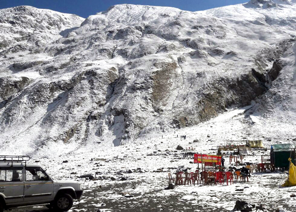 A view of snowfall at Baltal, Sonamarg. —Excelsior/Shakeel A view of snowfall at Baltal, Sonamarg. —Excelsior/Shakeel