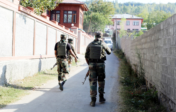 Army soldiers in action during cordon and search operation at Chandsuma area of Baramulla district on Thursday. —Excelsior/Aabid Nabi Army soldiers in action during cordon and search operation at Chandsuma area of Baramulla district on Thursday. —Excelsior/Aabid Nabi