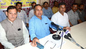 Representatives of Vishwakarma Sabha at a press conference at Jammu on Thursday. —Excelsior/Rakesh Representatives of Vishwakarma Sabha at a press conference at Jammu on Thursday. —Excelsior/Rakesh