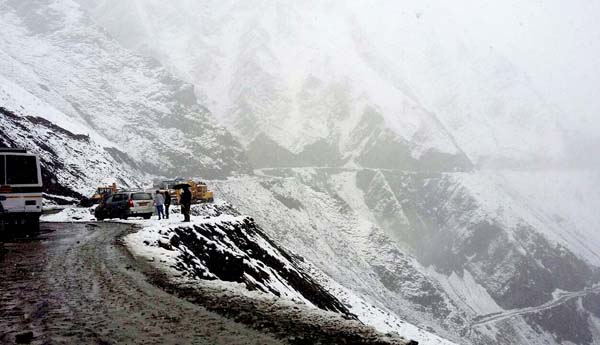 Zojila receives season’s first snowfall on Friday. -Excelsior/Shakeel Zojila receives season’s first snowfall on Friday. -Excelsior/Shakeel