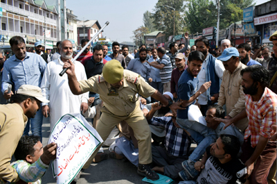Traders and transporters protesting in Srinagar on Wednesday. — Excelsior/Shakeel Traders and transporters protesting in Srinagar on Wednesday. — Excelsior/Shakeel