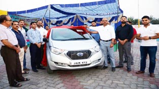 BPCL Territory Manager (Retail), Rajesh Sharma, alongwith others launching ‘Tel Bharao Inaam Pao’ scheme at M/s Kailash Filling Station, Raya Morh in Samba district. BPCL Territory Manager (Retail), Rajesh Sharma, alongwith others launching ‘Tel Bharao Inaam Pao’ scheme at M/s Kailash Filling Station, Raya Morh in Samba district.