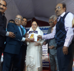 Well known writer & politician Dr Darakhshan Andrabi being presented Tathagat Sahitya Samman at Sidharthnagar UP. Well known writer & politician Dr Darakhshan Andrabi being presented Tathagat Sahitya Samman at Sidharthnagar UP.