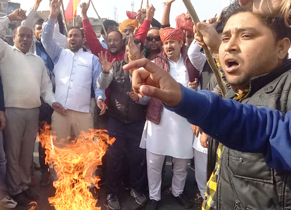 Youth activists of Rajput Sabha protesting at Gurah Slathia against screening of Padmawati on Monday. —Excelsior/Gautam Youth activists of Rajput Sabha protesting at Gurah Slathia against screening of Padmawati on Monday. —Excelsior/Gautam