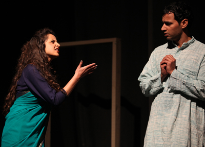 A scene from Rajneesh Gupta’s Hindi play ‘Mahanagar Ka Tahlua’ staged at Abhinav Theatre on Tuesday. —Excelsior/Rakesh A scene from Rajneesh Gupta’s Hindi play ‘Mahanagar Ka Tahlua’ staged at Abhinav Theatre on Tuesday. —Excelsior/Rakesh