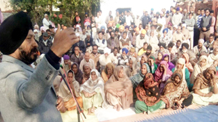 Cong leader Manjit Singh addressing public gathering in Vijaypur on Sunday. Cong leader Manjit Singh addressing public gathering in Vijaypur on Sunday.