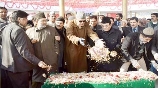 National Conference president Farooq Abdullah along with other leaders paying tributes to party founder, Sheikh Mohd. Abdullah on his 112th birth anniversary at Hazratbal in Srinagar.-Excelsior/ Shakeel National Conference president Farooq Abdullah along with other leaders paying tributes to party founder, Sheikh Mohd. Abdullah on his 112th birth anniversary at Hazratbal in Srinagar.-Excelsior/ Shakeel