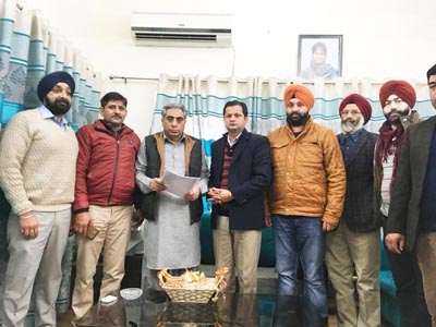 JKATA deputation submitting memorandum to Agriculture Minister on Monday. JKATA deputation submitting memorandum to Agriculture Minister on Monday.