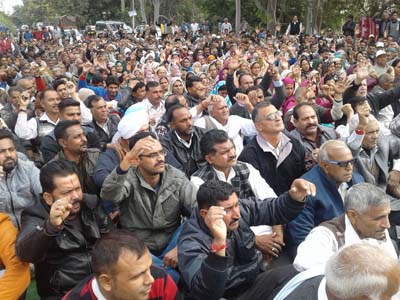 People from Hiranagar protesting at college road Kathua on Wednesday. -Excelsior/Madan People from Hiranagar protesting at college road Kathua on Wednesday. -Excelsior/Madan