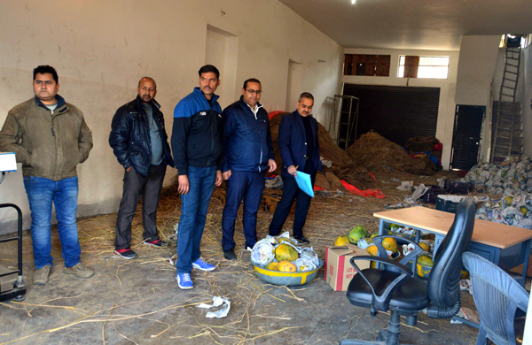 An SVO team conducting surprise check at Narwal Fruit Mandi, Jammu on Tuesday. -Excelsior/Rakesh