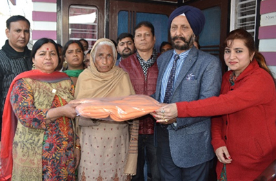 Senior NC leader Gurdeep Singh Sasan distributing blankets to border people. Senior NC leader Gurdeep Singh Sasan distributing blankets to border people.