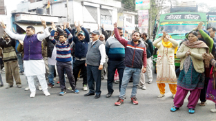 Residents of Keerian Gandyal during protest on DC office road at Kathua on Wednesday. — Excelsior/Pardeep Sharma Residents of Keerian Gandyal during protest on DC office road at Kathua on Wednesday. — Excelsior/Pardeep Sharma