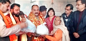 VC, JAKFED, Munish Sharma distributing fruits and shawls among needy at Chatha. VC, JAKFED, Munish Sharma distributing fruits and shawls among needy at Chatha.