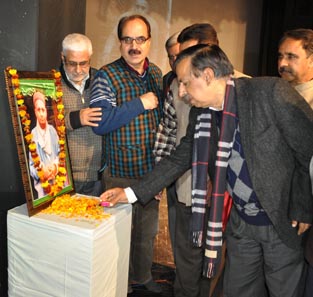 Prof Amitabh Mattoo, Advisor to CM and other dignitaries paying tributes to Master Zindeh Kaul at Jammu on Sunday. Prof Amitabh Mattoo, Advisor to CM and other dignitaries paying tributes to Master Zindeh Kaul at Jammu on Sunday.