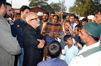 R&B Minister Naeem Akhtar interacting with border villagers. R&B Minister Naeem Akhtar interacting with border villagers.