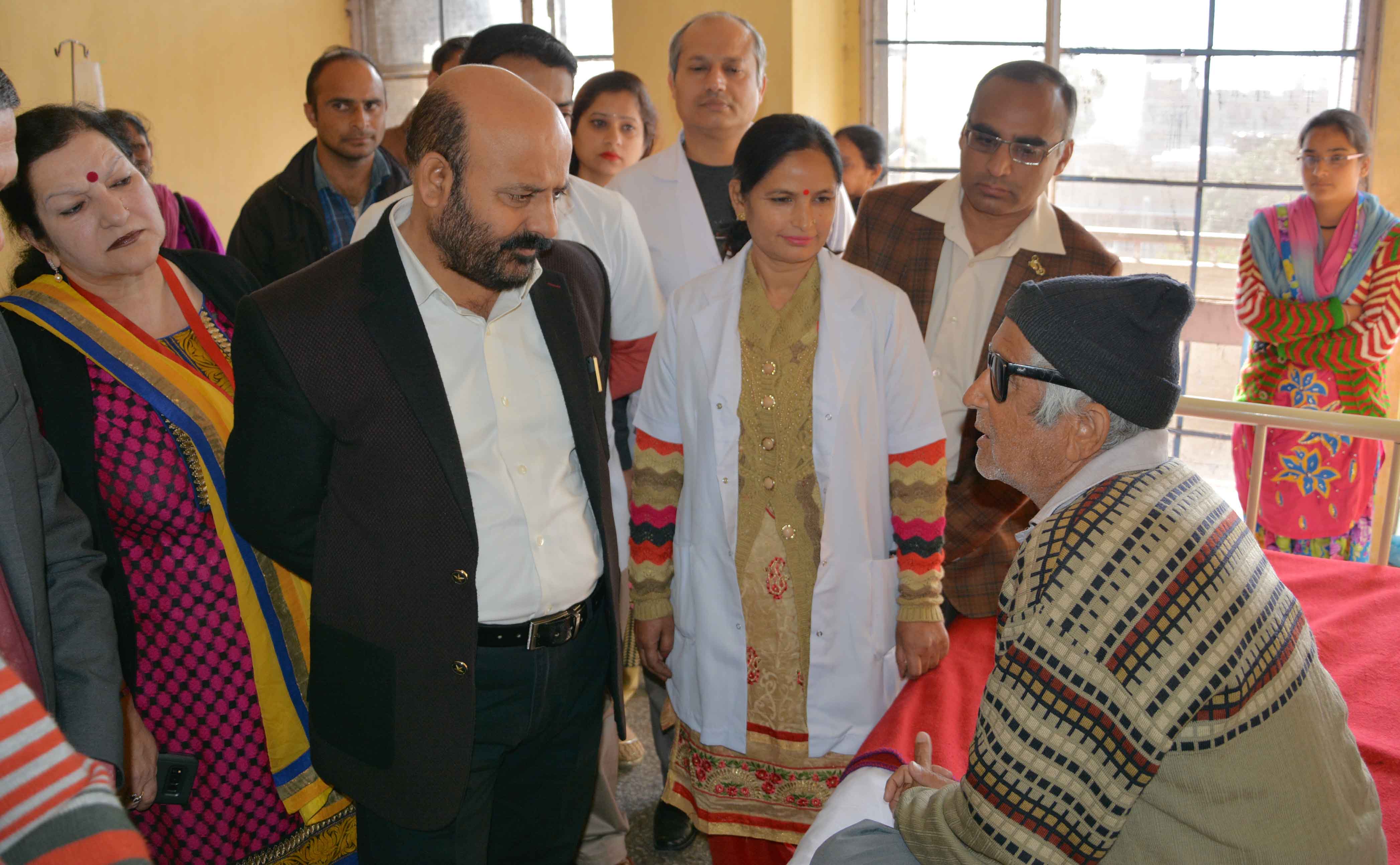 JAMMU, FEBUARY 4: Minister for Health and Medical Education, Bali Bhagat today said that three New Cancer Institute’s would be set up in the State which would help to provide timely diagnosis and treatment facilities to the patients. The Minister was speaking at World Cancer Day function observed at Government Medical College Jammu here. The Health Minister said that these institutes would be set up at Kupwara, Udhampur and Kishtwar. He expressed hope that setting up of these institutes would help to detect cancer at an early state. Bali Bhagat said that cancer is curable disease and it needs proper awareness among the people. He directed the heath officials to organize district and block level camps to aware people about the disease and to encourage its prevention, detection and treatment. The Minister said that aim should be to save thousands of lives each year by raising awareness and education about cancer and target misinformation about cancer prevalent in the society and reduce stigma attached to the disease by enlisting support for those affected by it. Expressing concern over the increasing number of cancer patients in the state, the minister said that around 5000 new cases of cancer were detected last year which is cause of concern. However, he said that State Government is making all its efforts to provide best possible treatment to these patients at their doorstep and pet scan machine have been installed at SKIMS Srinagar and adding that same machine would be installed in Jammu soon. The Minister also visited oncology wards and interacted with the patients admitted there and gave special gifts to the patients. Number of renowned doctors and dignitaries were present at the occasion.