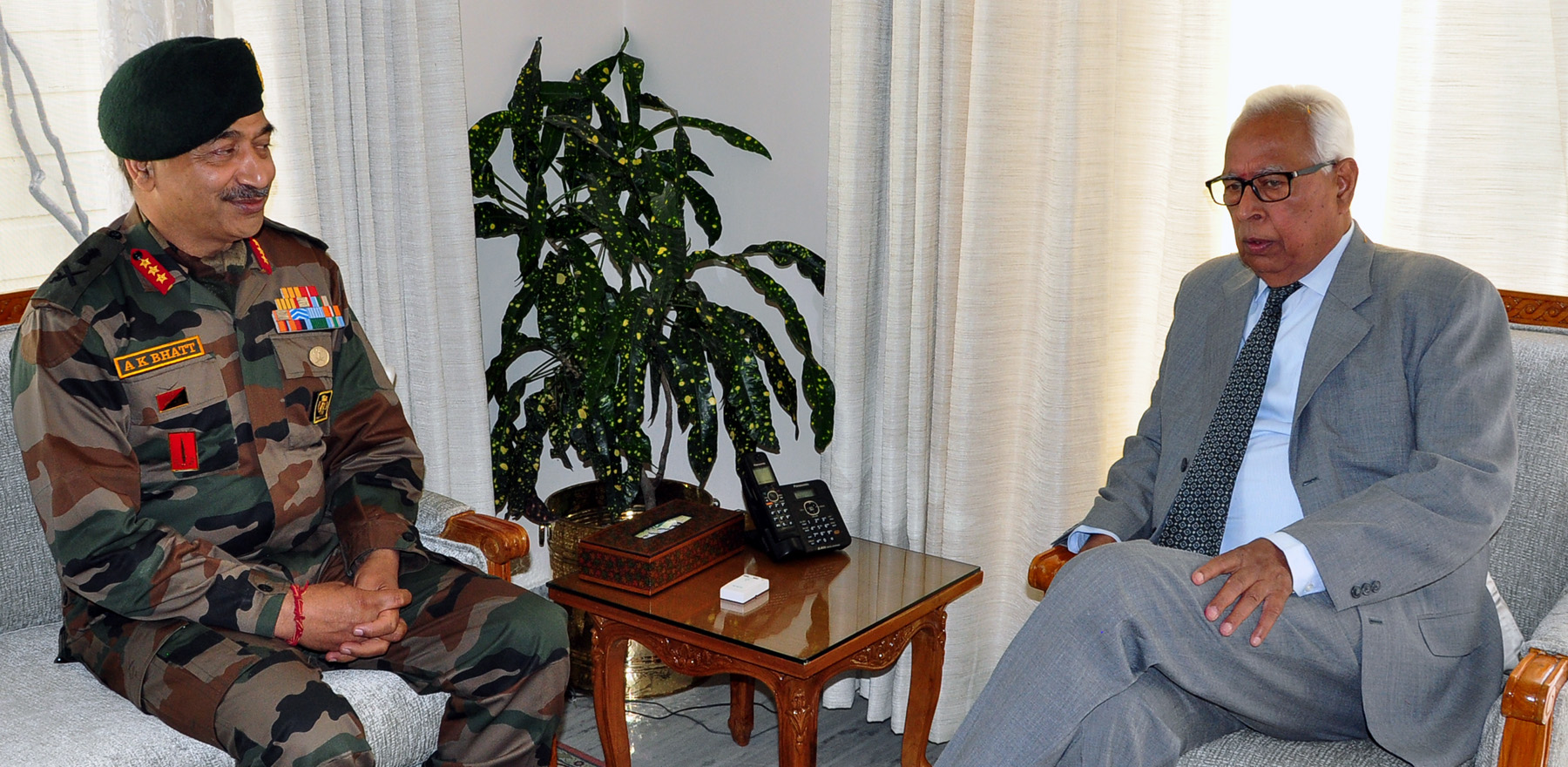 GOVERNOR MEETING LT. GEN. A. K. BHAT, GoC 15 CORPS-17