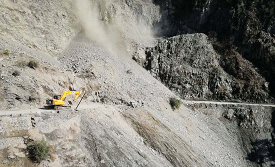 A JCB clearing highway near Ramsoo in Ramban area on Wednesday. (UNI) A JCB clearing highway near Ramsoo in Ramban area on Wednesday. (UNI)