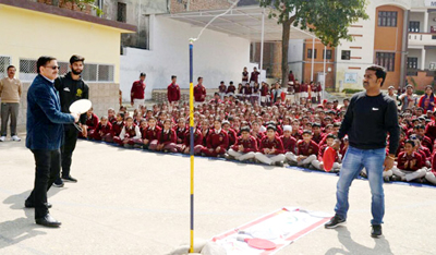 Sunny Nanda bestowing Speedball tips to students of DAV Akhnoor on Tuesday. Sunny Nanda bestowing Speedball tips to students of DAV Akhnoor on Tuesday.