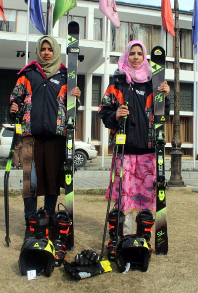 Ace skiers from Valley before leaving for Iran. Ace skiers from Valley before leaving for Iran.