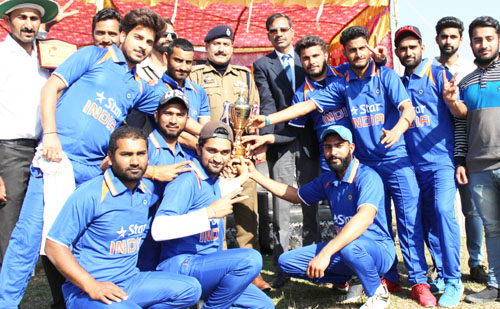 SDPO Akhnoor Munish Anand and CPO Rajesh Gill presenting trophy to the winner team. SDPO Akhnoor Munish Anand and CPO Rajesh Gill presenting trophy to the winner team.