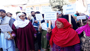CPWs protesting in Srinagar on Monday. — Excelsior/Shakeel CPWs protesting in Srinagar on Monday. — Excelsior/Shakeel