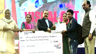 Union Minister Dr Jitendra Singh distributing prizes to winners of the competitive events at the three-day “UDAAN Utsav 2018 Youth Fest”, at Delhi University North Campus. Union Minister Dr Jitendra Singh distributing prizes to winners of the competitive events at the three-day “UDAAN Utsav 2018 Youth Fest”, at Delhi University North Campus.