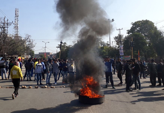 People protesting custodial death of a rape accused near police station Janipur on Wednesday. — Excelsior/Rakesh People protesting custodial death of a rape accused near police station Janipur on Wednesday. — Excelsior/Rakesh