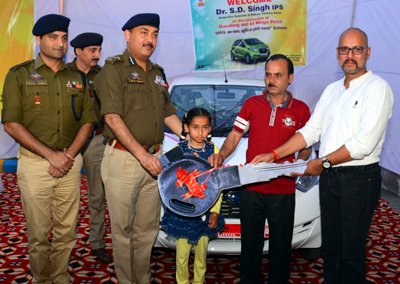 Dr SD Singh, IGP, Jammu Zone, alongwith Rajesh Sharma, Retail Territory Manager of BPCL in J&K handing over key of a car to its winner during a customer connect programme of BPCL at Kathua. Dr SD Singh, IGP, Jammu Zone, alongwith Rajesh Sharma, Retail Territory Manager of BPCL in J&K handing over key of a car to its winner during a customer connect programme of BPCL at Kathua.