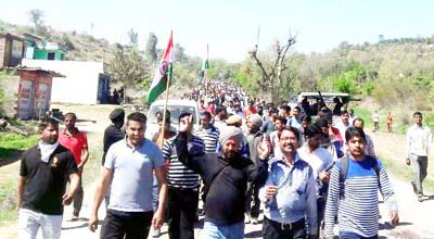 Nowshera people moving towards Jammu on Saturday. -Excelsior/ Bhat Nowshera people moving towards Jammu on Saturday. -Excelsior/ Bhat