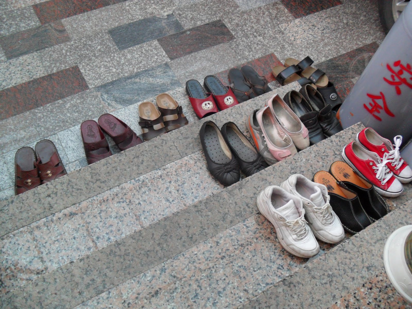 Netizens React to PDRM’s Plan to Check Houses During Raya Based on