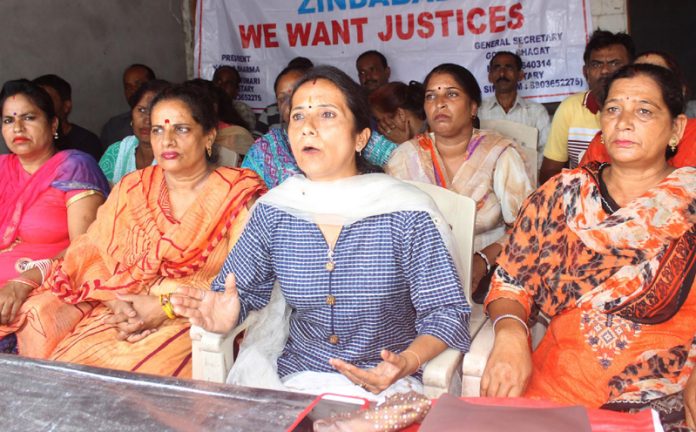 State president of All J&K Home Guards Welfare Association Kamla Sharma addressing a press conference in Jammu on Tuesday. —Excelsior/Rakesh