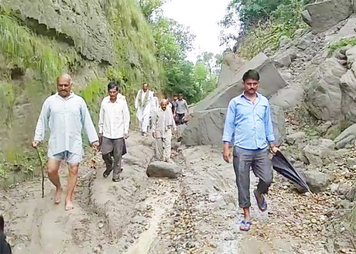 Goran-Dhabi road in worst condition. -Excelsior/Pardeep