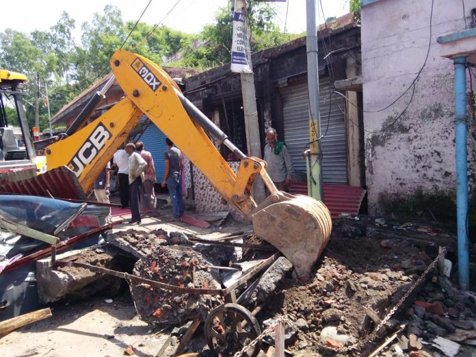 Encroachments being removed in Kathua on Monday. —Excelsior/Pardeep Encroachments being removed in Kathua on Monday. —Excelsior/Pardeep