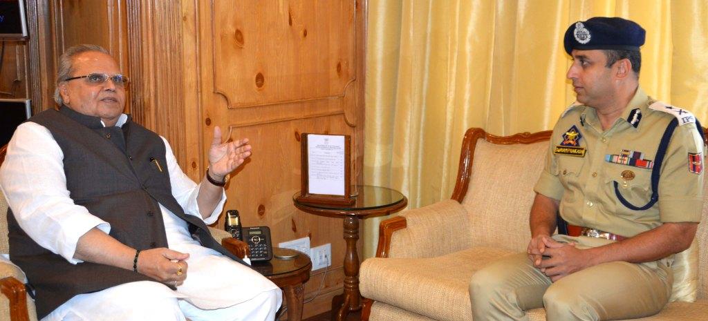 4.9.2018 GOVERNOR MEETS IGP KASHMIR