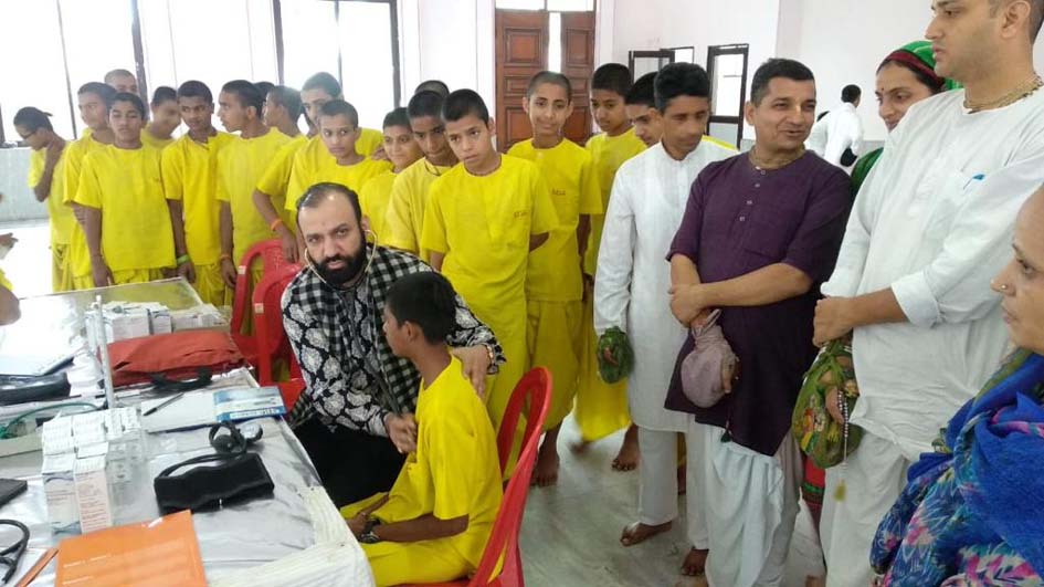 HoD Cardiology GMC Jammu Dr Sushil Sharma examining people at ISKCON Udhampur on Sunday. HoD Cardiology GMC Jammu Dr Sushil Sharma examining people at ISKCON Udhampur on Sunday.